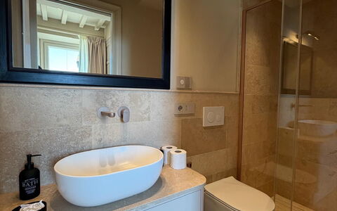 Villa Maddalena alla Guglielmesca: Lavabo Del Baño, Baño, Arreglo De Tubería, Diseño De Interiores, Piso, Espejo, Pared, Lavabo, Suelo, Mueble De Baño