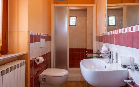 Il Cipresso, Casa dei Nonni, Cortona: Baño, Arreglo De Tubería, Lavabo Del Baño, Pared, Piso, Lavabo, Suelo, Diseño De Interiores, Grifo, Baño