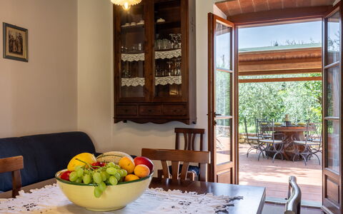 Il Cipresso, Casa Lucia, Cortona: Mueble, Madera, Diseño De Interiores, Mesa, Piso, Comedor, Cocina Y Comedor Mesa, Silla, Suelo, Encendiendo