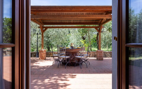 Il Cipresso, Casa Lucia, Cortona: Mueble, Madera, Silla, Porche, Mesa, Techo, Piso, Suelo, Mueble Para Exteriores, Manchas De Madera