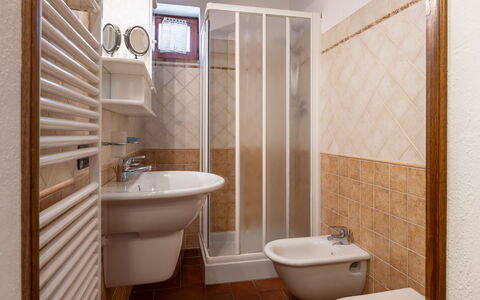 Il Cipresso, Casa Martina, Cortona: Piso, Baño, Pared, Arreglo De Tubería, Suelo, Diseño De Interiores, Asiento Del Baño, Baño, Habitación, Plomería