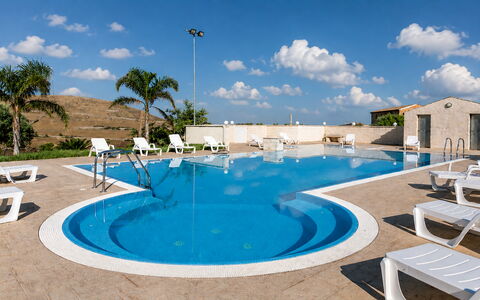 Antica Cascina 191: Piscina, Recurso, Material Compuesto, Mueble Para Exteriores, Hotel, Centro De Ocio, Sunlounger, Silla, Eco Hotel, Paraguas
