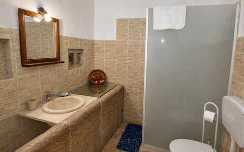Antica Cascina 191: Arreglo De Tubería, Pared, Piso, Lavabo Del Baño, Baño, Suelo, Diseño De Interiores, Lavabo, Grifo, Plomería