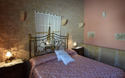 Antica Cascina 191: Pared, Habitación, Mueble, Linos, Cama, Encendiendo, Diseño De Interiores, Sábana, Suelo, Lecho