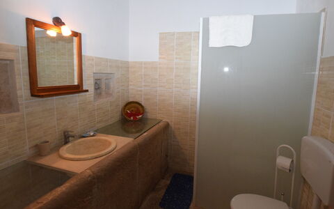 Antica Cascina 191: Pared, Arreglo De Tubería, Lavabo Del Baño, Piso, Suelo, Baño, Diseño De Interiores, Lavabo, Habitación, Plomería
