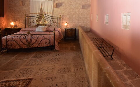 Antica Cascina 191: Pared, Piso, Suelo, Mueble, Habitación, Marco De La Cama, Linos, Lecho, Cama, Sábana
