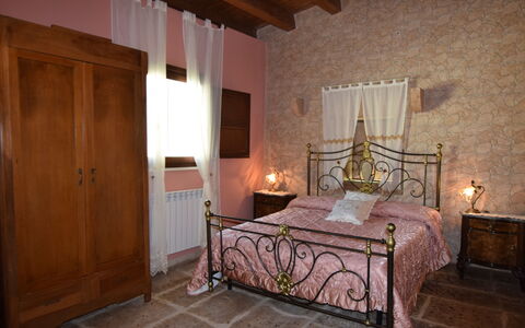 Antica Cascina 191: Mueble, Pared, Habitación, Diseño De Interiores, Piso, Suelo, Cama, Linos, Habitación, Encendiendo