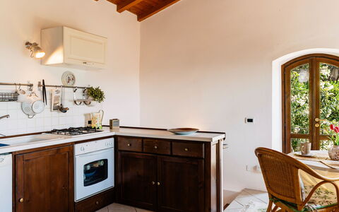 Casetta Pantasina: Madera, Mueble, Diseño De Interiores, Cocina, Mostrador, Piso, Aparato De Cocina, Suelo, Gabinetes, Techo