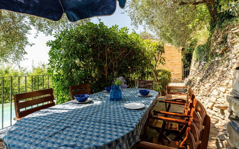 Casetta Pantasina: Mueble, Silla, Mesa, Mueble Para Exteriores, Mesa Al Aire Libre, Cocina Y Comedor Mesa, Sombra, Manteles, Jardín, Patio Interior