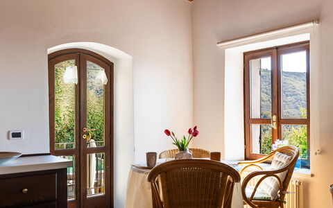 Casetta Pantasina: Mueble, Madera, Diseño De Interiores, Mesa, Piso, Silla, Cocina Y Comedor Mesa, Suelo, Comedor, Habitación