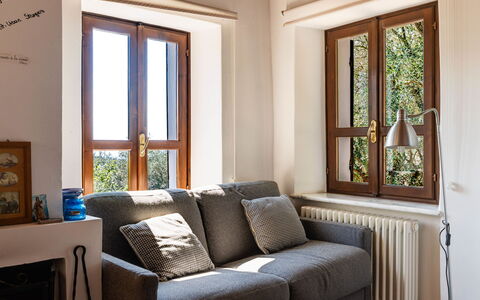Casetta Pantasina: Mueble, Diseño De Interiores, Pared, Madera, Piso, Habitación, Suelo, Sala, Casa, Sofá