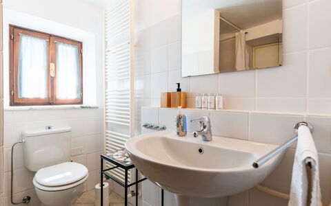 Casetta Pantasina: Baño, Arreglo De Tubería, Diseño De Interiores, Piso, Suelo, Baño, Lavabo, Asiento Del Baño, Espejo, Plomería