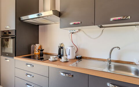 Melissa: Cocina, Aparato De Cocina, Mostrador, Gabinetes, Electrodoméstico, Diseño De Interiores, Electrodoméstico, Mueble, Madera, Fregadero