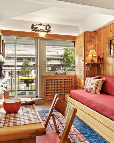 Alpen Nook - Sci e Natura: Edificio, Pared, Ventana, Barrio Residencial, Barrio, Fachada, Casa, By, Casa, Balcón