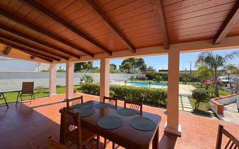 Villa Gloria: Piso, Madera, Suelo, Mueble, Manchas De Madera, Sombra, Recurso, Techo, Estructura Al Aire Libre, Porche
