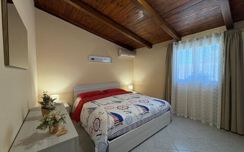 Villa Gloria: Cama, Diseño De Interiores, Mueble, Habitación, Suelo, Piso, Habitación, Madera, Techo, Sábana