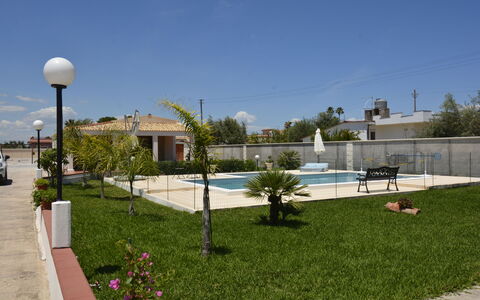 Villa Gloria: Piscina, Barrio Residencial, Sombra, Recurso, Mueble Para Exteriores, Inmuebles, Hacienda, Paisajismo, Patio, Jardín