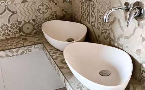 Villa Gloria: Piso, Lavabo Del Baño, Arreglo De Tubería, Diseño De Interiores, Baño, Suelo, Lavabo, Loseta, Plomería, Porcelana