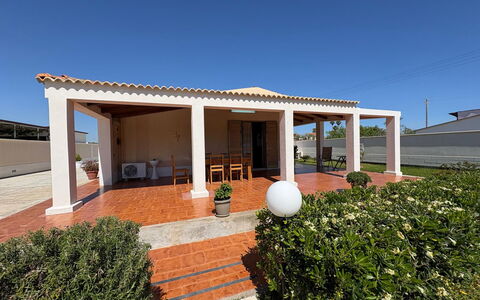 Villa Gloria: Techo, Casa, Puerta, Sombra, Columna, Estructura Al Aire Libre, Inmuebles, Patio, Hormigón, Porche