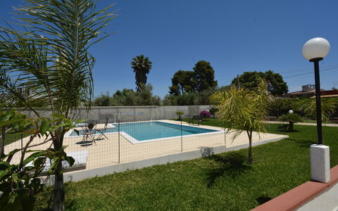 Villa Gloria: Piscina, Barrio Residencial, Recurso, Sombra, Material Compuesto, Mueble Para Exteriores, Paisajismo, Jardín, Eco Hotel