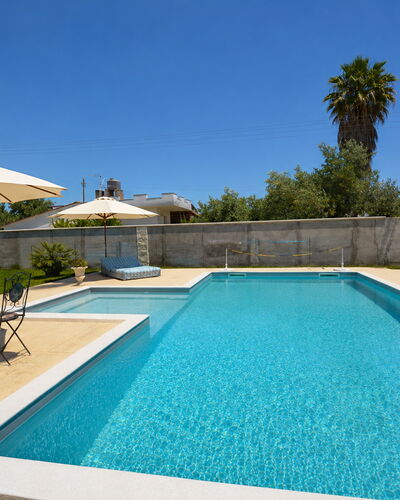 Villa Gloria: Piscina, Azul, Agua, Mueble Para Exteriores, Recurso, Sunlounger, Material Compuesto, Loseta, Fuente De Agua, Sombra