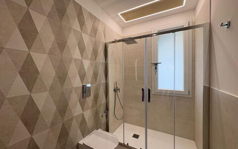 Villa Marzia - Augusta: Piso, Suelo, Pared, Diseño De Interiores, Madera, Techo, Arreglo De Tubería, Loseta, Baño, Marrón