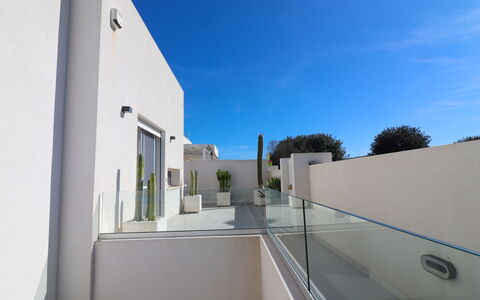 Villa Ginevra Luxury Otranto: Arquitectura, Barrio Residencial, Diseño Urbano, Departamento, Material Compuesto, Casa, Balcón, Hormigón, Sombra, Diseño