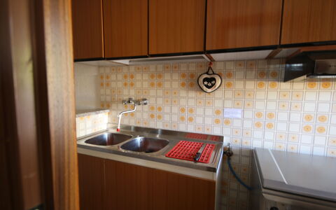 Il Paradiso tra Gli Ulivi: Cocina, Madera, Piso, Fregadero, Lavabo, Mostrador, Electrodoméstico, Aparato De Cocina, Suelo, Diseño De Interiores