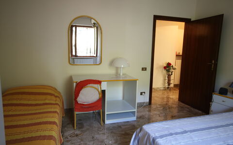 Il Paradiso tra Gli Ulivi: Mueble, Piso, Habitación, Suelo, Madera, Cama, Diseño De Interiores, Sábana, Habitación, Lecho