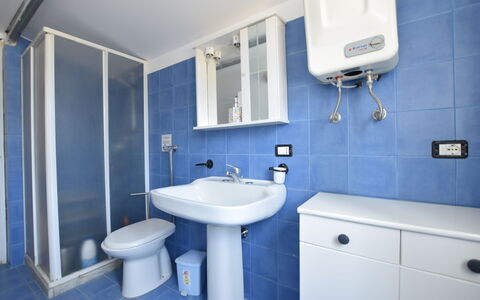 Le Vele della Contea: Piso, Suelo, Arreglo De Tubería, Diseño De Interiores, Habitación, Lavabo, Plomería, Grifo, Baño, Lavabo Del Baño