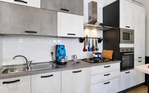 Villa Didymos: Cocina, Aparato De Cocina, Mostrador, Electrodoméstico, Diseño De Interiores, Piso, Gabinetes, Estufa De Cocina, Electrodoméstico, Mueble