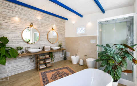 Villa Didymos: Pared, Diseño De Interiores, Arreglo De Tubería, Lavabo Del Baño, Baño, Piso, Grifo, Encendiendo, Lavabo, Techo