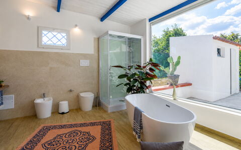 Villa Didymos: Piso, Arreglo De Tubería, Diseño De Interiores, Suelo, Baño, Grifo, Techo, Bañera, Plomería, Lavabo