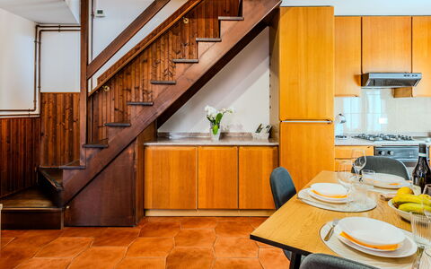 Casa Gloria: Cocina, Piso, Madera, Diseño De Interiores, Suelo, Electrodoméstico, Mostrador, Aparato De Cocina, Naranja, Habitación