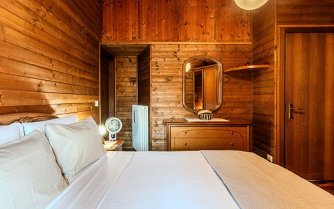 Casa Gloria: Madera, Diseño De Interiores, Techo, Piso, Suelo, Encendiendo, Mueble, Habitación, Cama, Lámpara