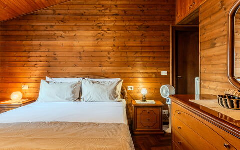 Casa Gloria: Diseño De Interiores, Madera, Piso, Mueble, Suelo, Techo, Cama, Habitación, Encendiendo, Habitación