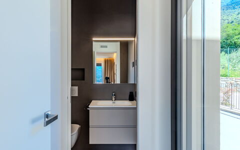 Aura: Diseño De Interiores, Madera, Piso, Suelo, Arreglo De Tubería, Casa, Puerta, Techo, Habitación, Baño
