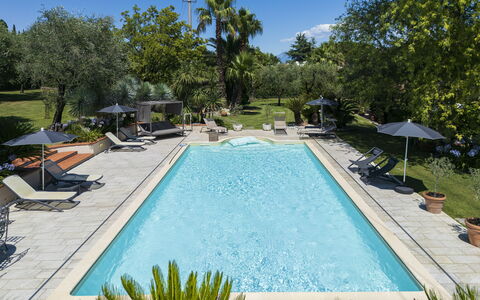 Villa El Perlè, Padenghe sul Garda: Piscina, Agua, Mueble Para Exteriores, Recurso, Sunlounger, Paraguas, Mueble, Thermae, Eco Hotel, Fuente De Agua