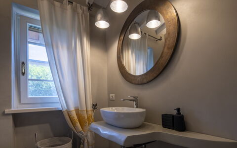 Villa El Perlè, Padenghe sul Garda: Diseño De Interiores, Piso, Encendiendo, Suelo, Casa, Arreglo De Tubería, Lámpara, Habitación, Espejo, Baño