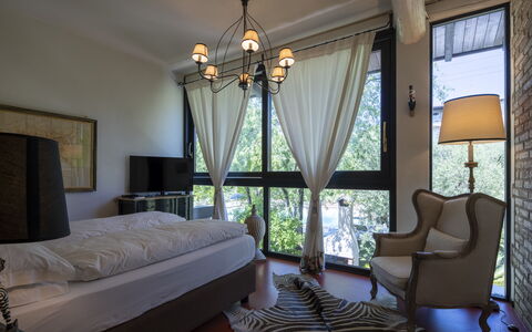 Villa El Perlè, Padenghe sul Garda: Mueble, Diseño De Interiores, Cama, Habitación, Madera, Habitación, Suelo, Piso, Techo, Lecho
