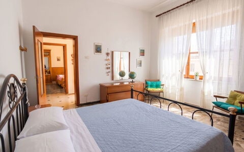 Vela Latina: Diseño De Interiores, Mueble, Madera, Piso, Techo, Suelo, Habitación, Encendiendo, Departamento, Mesa