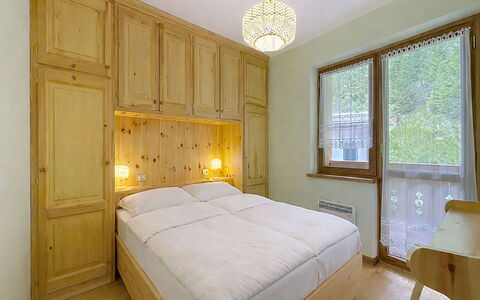 Anny: Madera, Diseño De Interiores, Techo, Habitación, Suelo, Piso, Habitación, Cama, Casa, Manchas De Madera