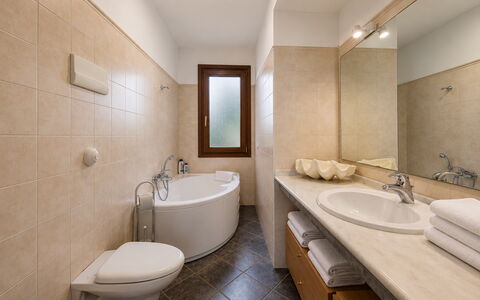 Villa Don Pino: Baño, Lavabo Del Baño, Piso, Diseño De Interiores, Arreglo De Tubería, Suelo, Lavabo, Techo, Grifo, Plomería