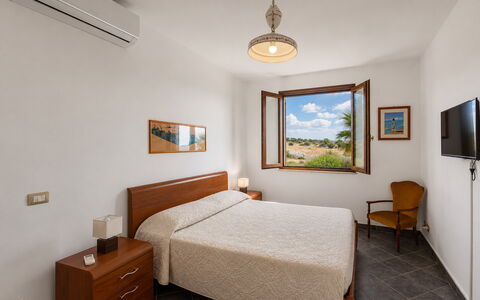 Villa Don Pino: Departamento, Manchas De Madera, Madera Dura, Marco De La Cama, Hotel, Marco, Cama, Habitación, Mesita De Noche, Suite
