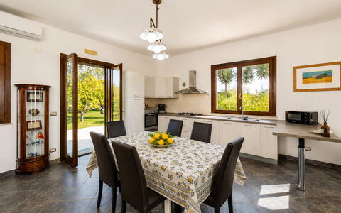 Villa Don Pino: Diseño De Interiores, Mueble, Mesa, Piso, Casa, Cocina Y Comedor Mesa, Comedor, Silla, Habitación, Techo