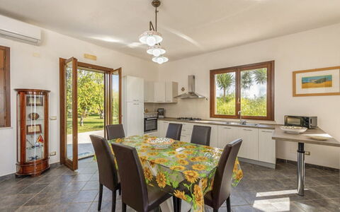 Villa Don Pino: Diseño De Interiores, Mueble, Casa, Piso, Silla, Habitación, Cocina Y Comedor Mesa, Techo, Comedor, Manchas De Madera