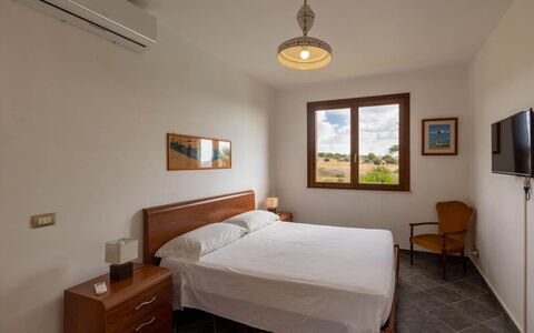 Villa Don Pino: Pared, Madera, Diseño De Interiores, Mueble, Cama, Suelo, Habitación, Techo, Marco De La Cama, Habitación