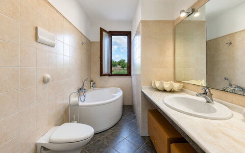 Villa Don Pino: Baño, Lavabo Del Baño, Arreglo De Tubería, Piso, Diseño De Interiores, Lavabo, Suelo, Grifo, Techo, Plomería