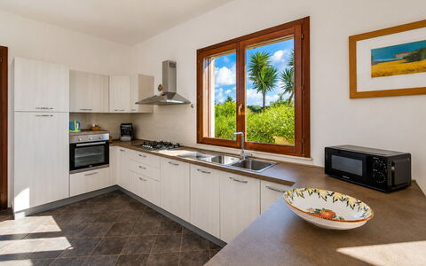 Villa Don Pino: Cocina, Mostrador, Diseño De Interiores, Piso, Madera, Aparato De Cocina, Casa, Habitación, Gabinetes, Mueble