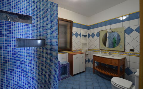La Villa di Giusy: Piso, Diseño De Interiores, Suelo, Arreglo De Tubería, Loseta, Techo, Baño, Habitación, Grifo, Plomería